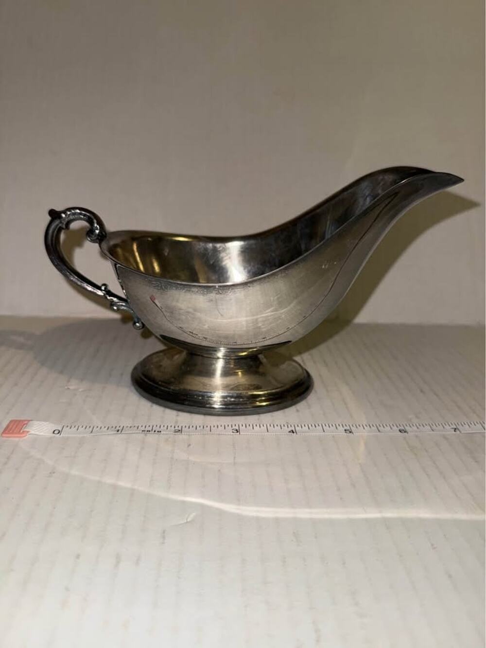 Elegant Silver-tone Metal Sauce/Gravy Boat w Curved Handled